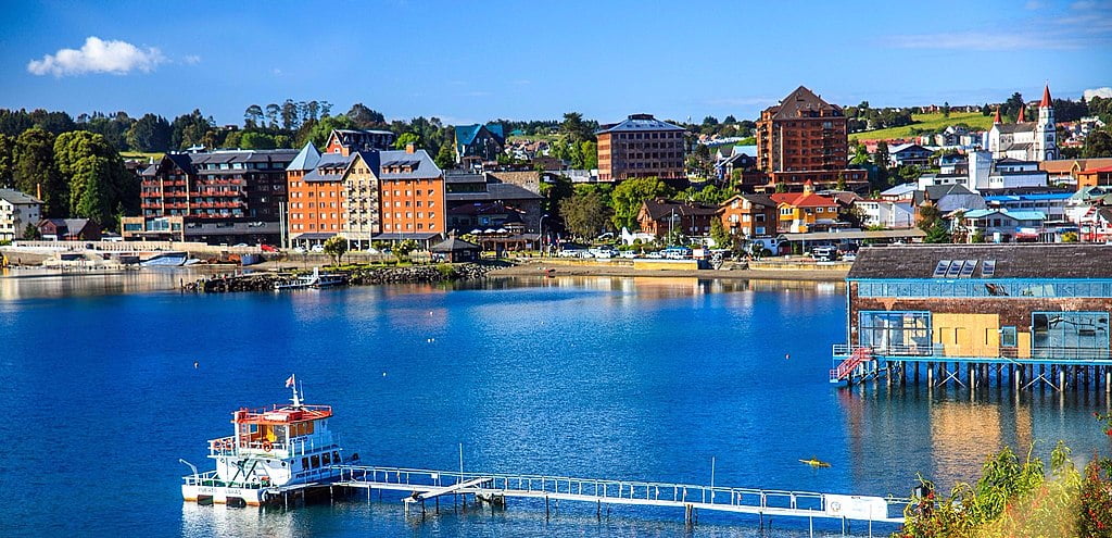 Puerto_Varas_Chile_scenes_-_(25092093591)_(cropped)