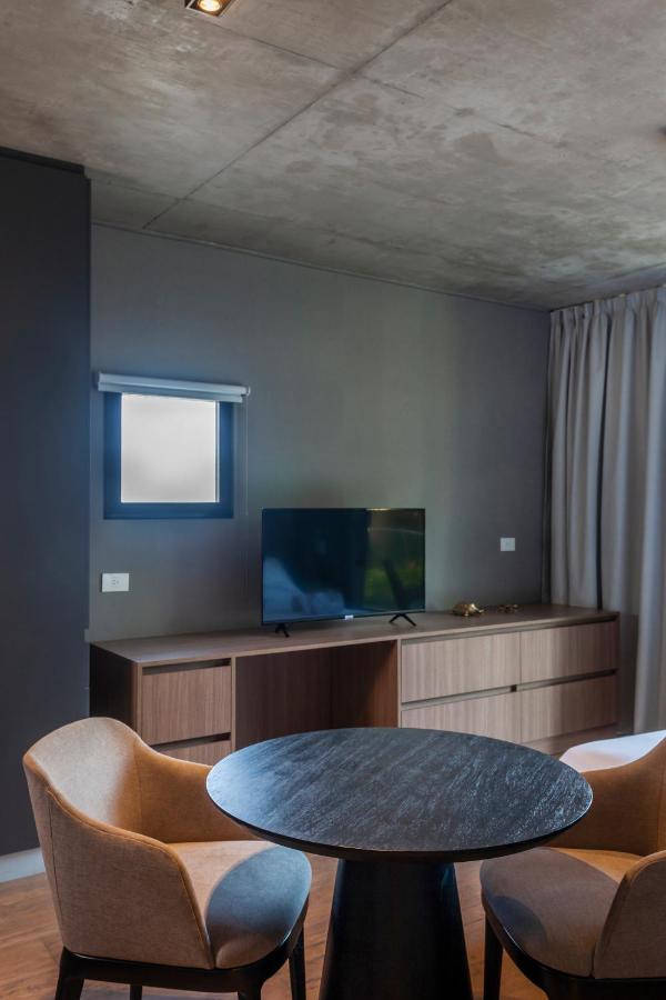 Mesa de la habitacion del hotel Live Soho