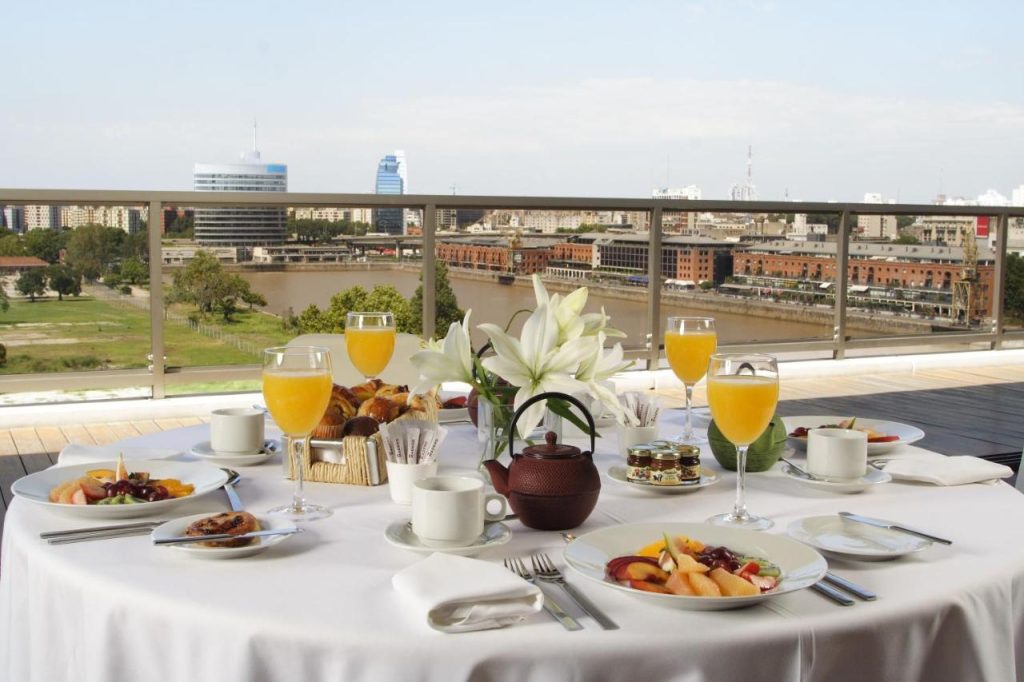 desayuno en balcon hotel madero