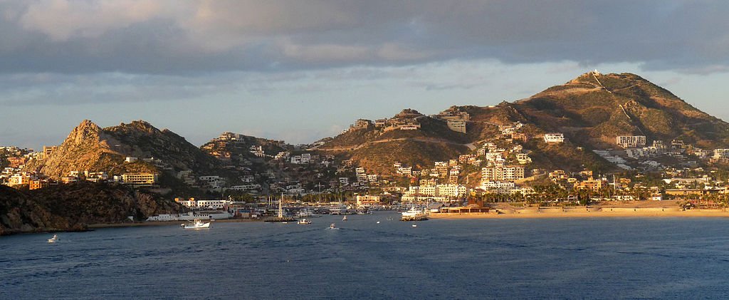 Cabo_san_lucas Fuente: User: (WT-shared) Shaund at wts wikivoyage, CC BY-SA 4.0, via Wikimedia Commons