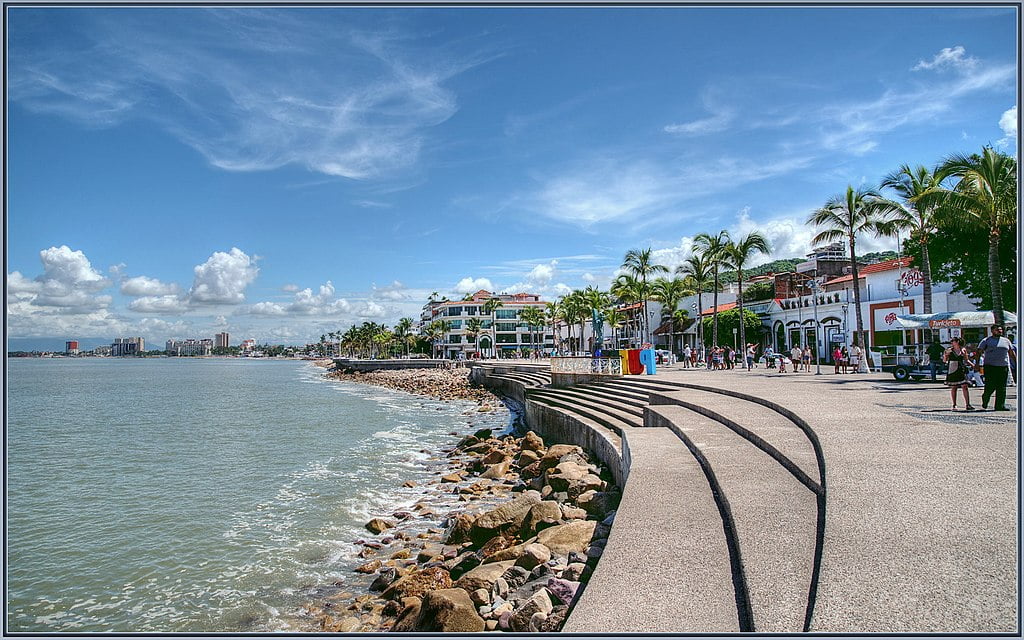 1024px-El_Malecón_Puerto_Vallarta_(228717327)